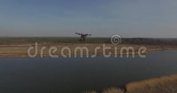 拍摄无人机在冬天的田野湖泊和沼泽的背景下飞行空中观景录像4k视频的预览图
