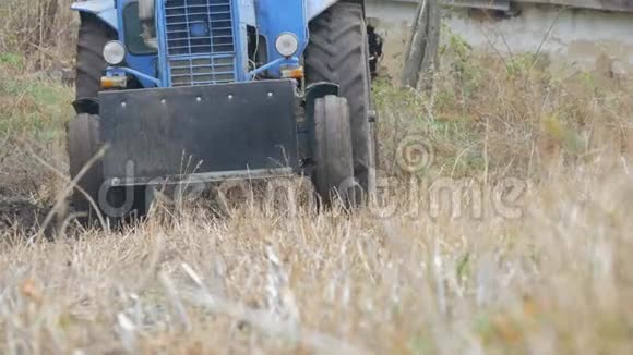 在深秋的田野里蓝色拖拉机犁出了钢地沟视频的预览图
