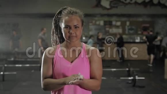 健身器粉笔镁碳酸盐双手鼓掌年轻的美国妇女攀登锻炼视频的预览图