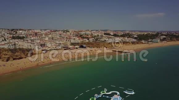阿尔布雷拉海滩和葡萄牙阿尔加维海岸的建筑视频的预览图