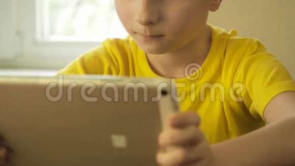 青少年使用平板电脑视频的预览图