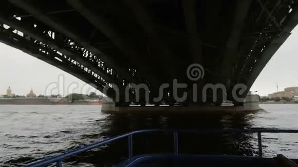 从俄罗斯圣彼得堡三一桥下出发城市景观彼得和保罗堡慢莫视频的预览图