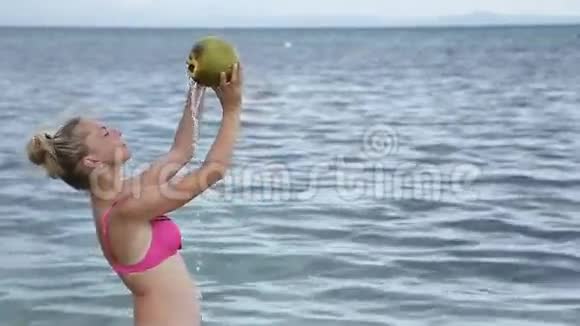 女人往自己身上倒椰子汁视频的预览图