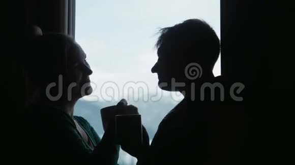情侣接吻在窗户附近喝茶视频的预览图