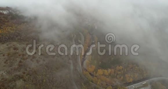 有很多雾的山路视频的预览图