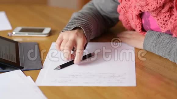 办公室里漂亮的年轻女子用钢笔写字视频的预览图