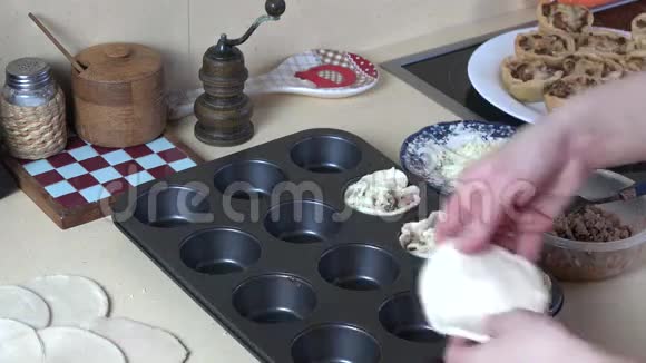 厨师用肉和奶酪做美味的开胃菜视频的预览图