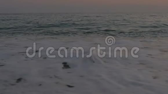 泡沫海浪和卵石海滩视频的预览图