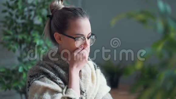 一个沮丧的女孩在手绢里用手提电脑工作时吹鼻子的肖像不快乐的概念视频的预览图