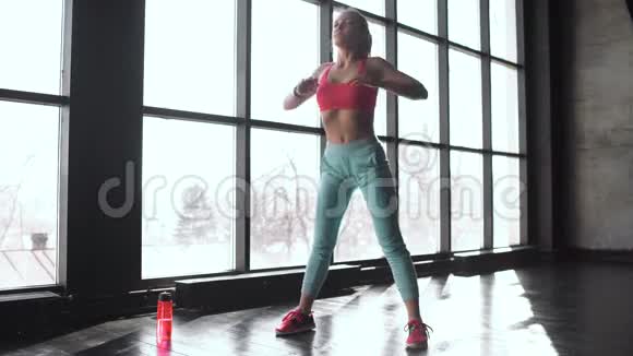 运动的女人伸展手臂在一个20多4K的健身房里视频的预览图