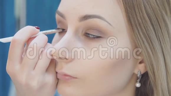 眼妆女人涂抹眼影粉漂亮的女人脸完美的妆容美容时尚睫毛化妆品视频的预览图