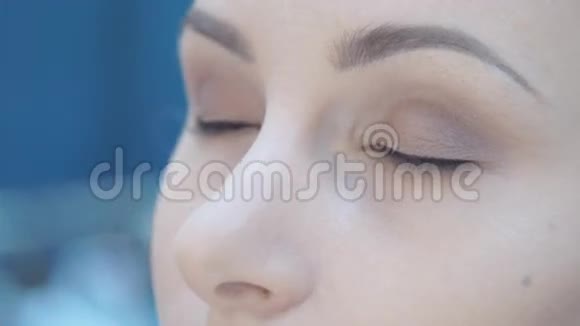 眼妆女人涂抹眼影粉漂亮的女人脸完美的妆容美容时尚睫毛化妆品视频的预览图