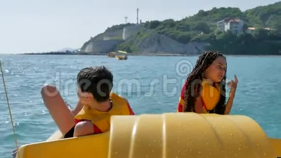 男孩和女孩在游艇上水手在双体船上的开阔海水中洗澡视频的预览图