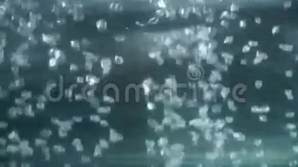 水中不断上升的气泡美丽的水背景慢动作特写视频的预览图