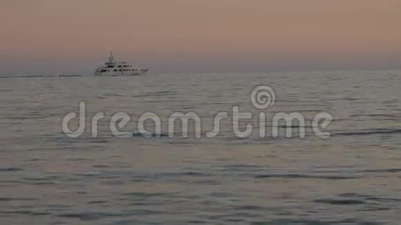 帆船在地中海航行视频的预览图