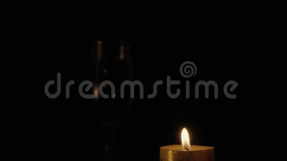 蜡烛在黑色背景上燃烧慢动作视频的预览图