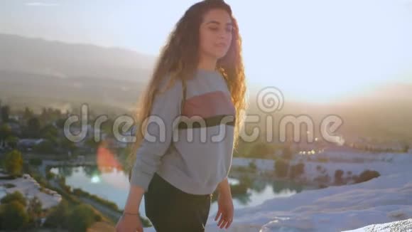 在帕穆卡勒梯田散步的年轻女子视频的预览图