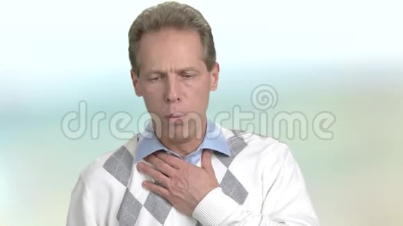 成熟男人咳嗽背景模糊视频的预览图