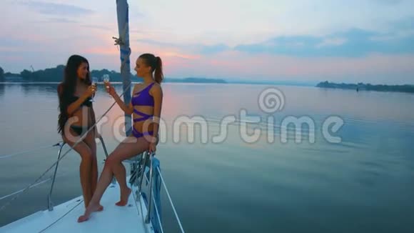 女孩们在游艇上喝香槟视频的预览图