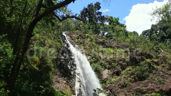 小山河在绿坡中的瀑布视频的预览图