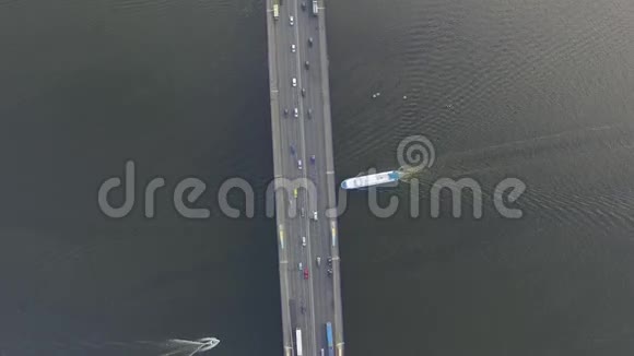 在河对岸的桥上坐着直升机视频的预览图