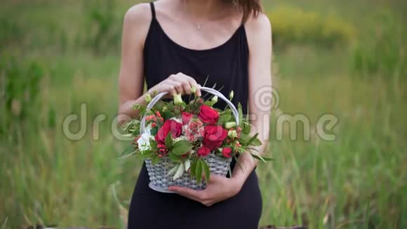 一位美丽年轻的女士欣赏和闻着一束鲜花的特写肖像视频的预览图