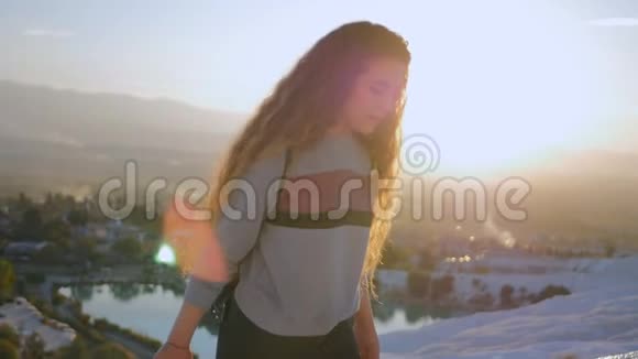 在帕穆卡勒梯田散步的年轻女子视频的预览图