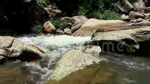山河在石头中奔跑得很快视频的预览图