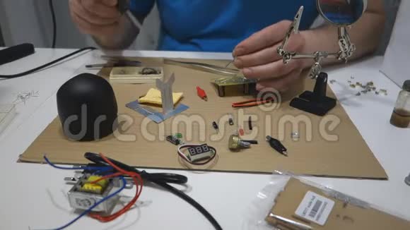 人类焊锡修理电子产品视频的预览图