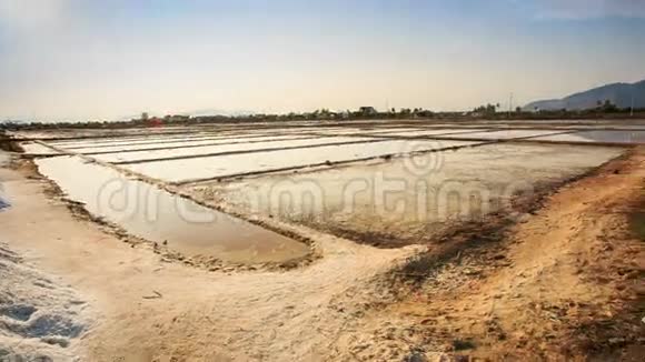 越南无止境的盐湖堆罐头生产池塘视频的预览图