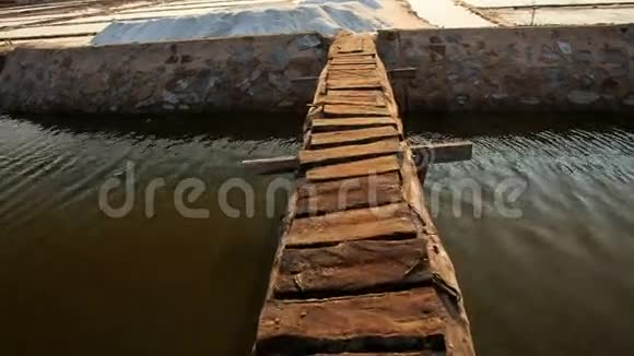 越南湖泊运河至盐堆木桥视频的预览图