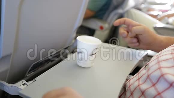 人在飞机上玩咖啡杯坐在乘客车厢里的人旅行者视频的预览图