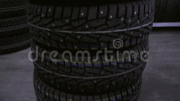 冬天的轮胎在有轮胎的架子的背景上视频的预览图