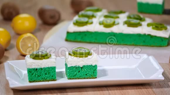 在白色的盘子里放一个绿色的软蛋糕加上鲜果酱视频的预览图