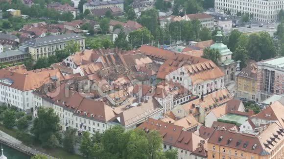 老欧洲建筑在卢布尔雅那市中心观光游览斯洛文尼亚视频的预览图
