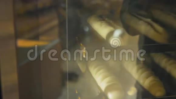 烘焙厂烘焙新鲜面包的过程视频的预览图