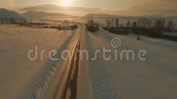 黄昏时分几辆汽车在结冰的道路上行驶到山上视频的预览图