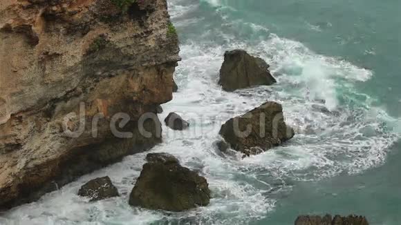 岩石上的高海浪视频的预览图