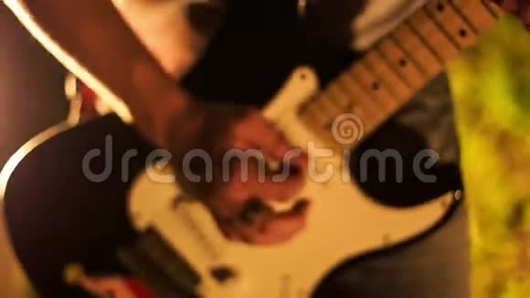 吉他手在身体和脖子上奔跑视频的预览图