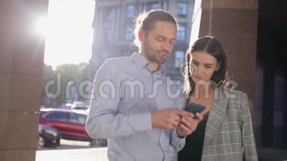 人技术商务男女在户外使用电话视频的预览图