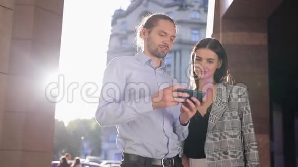 人技术商务男女在户外使用电话视频的预览图