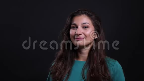 年轻漂亮的黑发女性自信微笑的特写照片视频的预览图