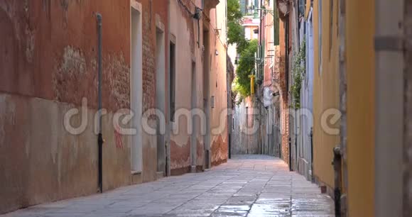 意大利威尼斯古城的小巷有传统的房子视频的预览图