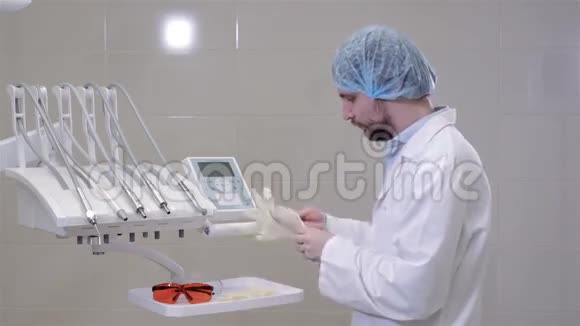 现代医院门诊柜里戴医疗手套的牙医医生视频的预览图