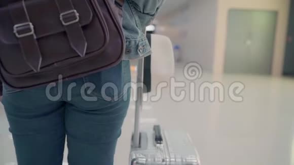 慢动作快乐的亚洲女人使用手推车或手推车许多行李在候机大厅步行同时去登机视频的预览图