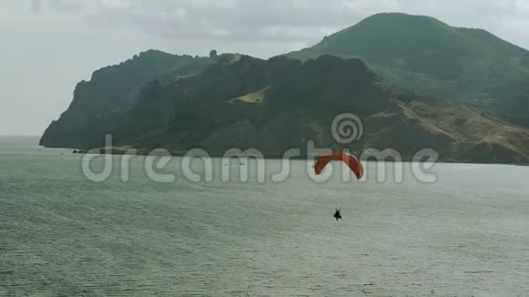 滑翔伞飞越高山和海湾视频的预览图
