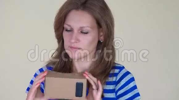玩笑的女人使用虚拟现实眼镜特写视频的预览图
