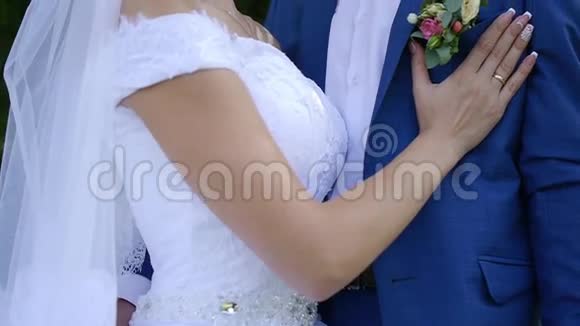 新娘拥抱新郎牵手柔情的情感视频的预览图