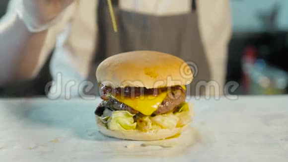 在咖啡馆的厨房里一个美味可口的被咬汉堡包厨师和多汁的汉堡健康的快餐视频的预览图