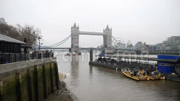 泰晤士河上的古石桥视频的预览图